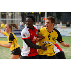 260917-kanaries-zingen-weer-maar-top-heeft-het-laatste-woord-15-16
